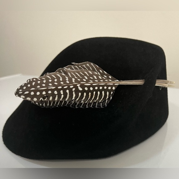 Ernie Vintage black velvet hat with two feathers unique Excellent condition - Picture 1 of 9